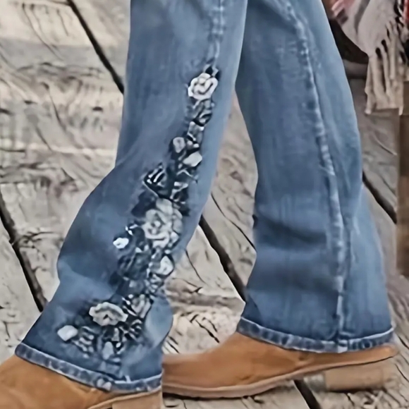 NWT Women's Plus Embroidered Flare Leg Jeans sz 4xl (#2) - Picture 3 of 5